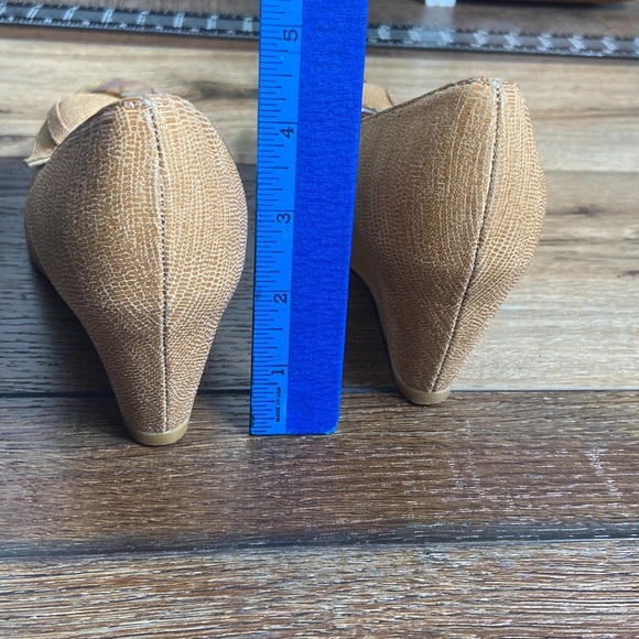 Stuart Weitzman Bucalima Tan Wedges Buckle Detail 5? - Picture 8 of 12